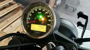 Moto Guzzi V7 III Carbon (2018 - 20)  (2)