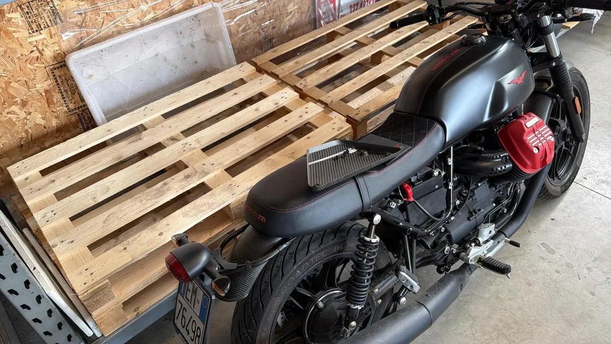 Moto Guzzi V7 III Carbon (2018 - 20)  (3)