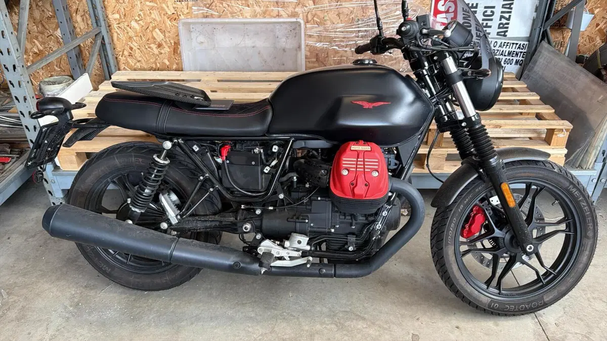 Moto Guzzi V7 III Carbon (2018 - 20)  (4)