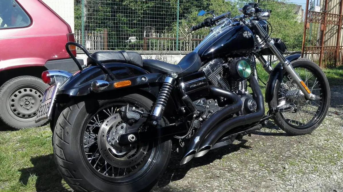 Harley-Davidson 1690 Wide Glide (2010 - 17) - FXDWG  (2)