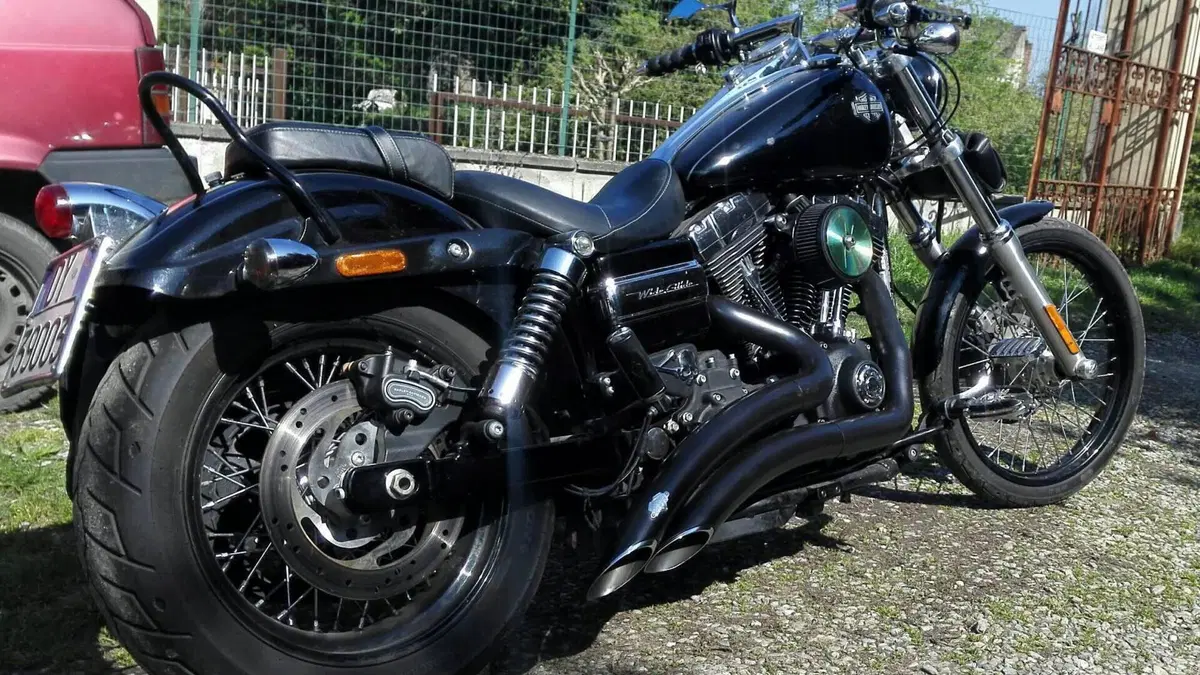 Harley-Davidson 1690 Wide Glide (2010 - 17) - FXDWG  (3)