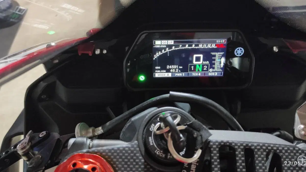 Yamaha YZF R1 (2015 - 16)  (7)