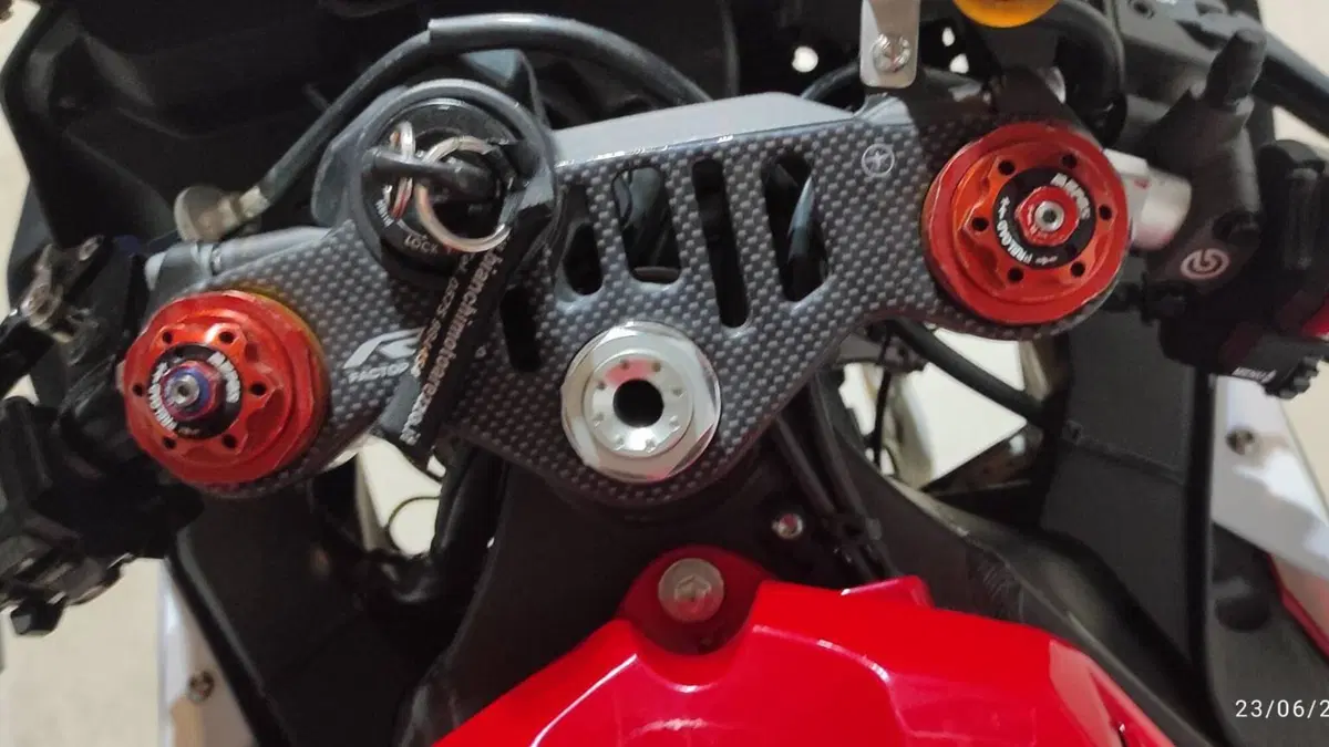 Yamaha YZF R1 (2015 - 16)  (9)