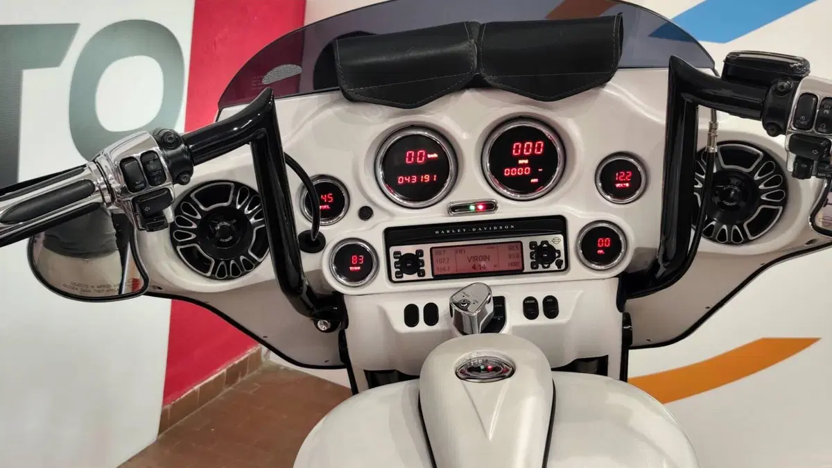 Harley-Davidson 1690 Street Glide (2011 - 13) - FLHX  (6)