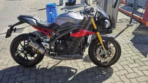 Triumph Speed Triple 1050 R ABS (2016 - 17)  (2)