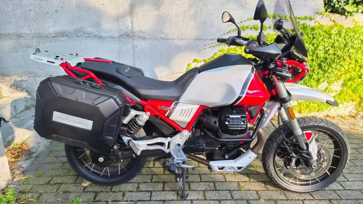 Moto Guzzi V85 TT Evocative Graphics (2019 - 20)  (2)