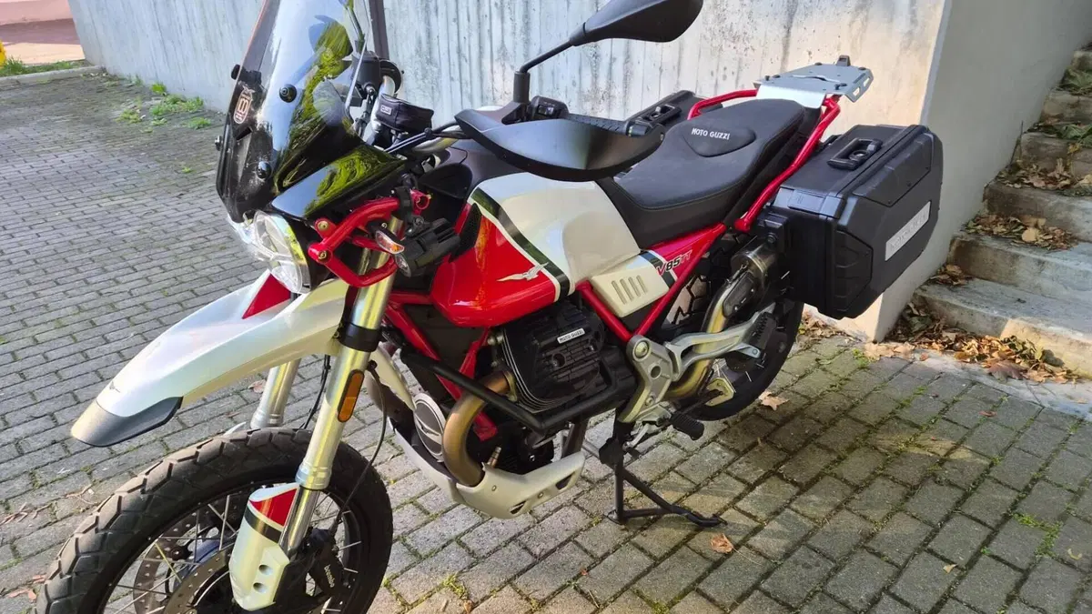 Moto Guzzi V85 TT Evocative Graphics (2019 - 20)  (3)
