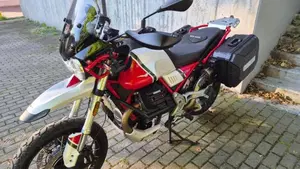 Moto Guzzi V85 TT Evocative Graphics (2019 - 20)  (3)