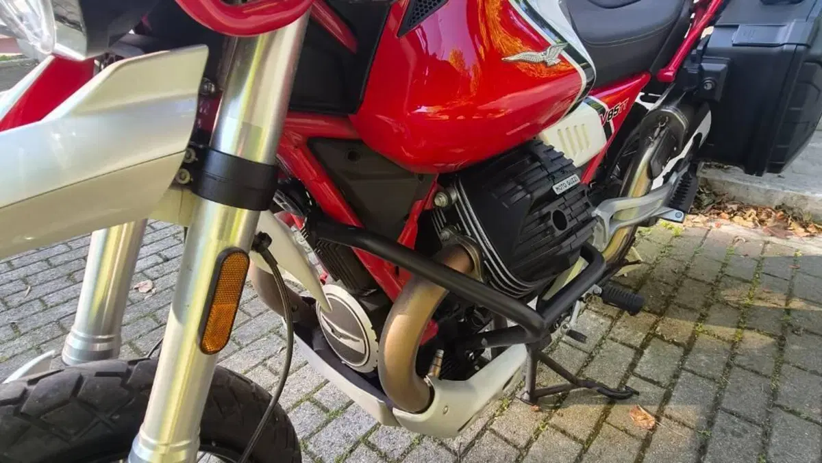 Moto Guzzi V85 TT Evocative Graphics (2019 - 20)  (4)