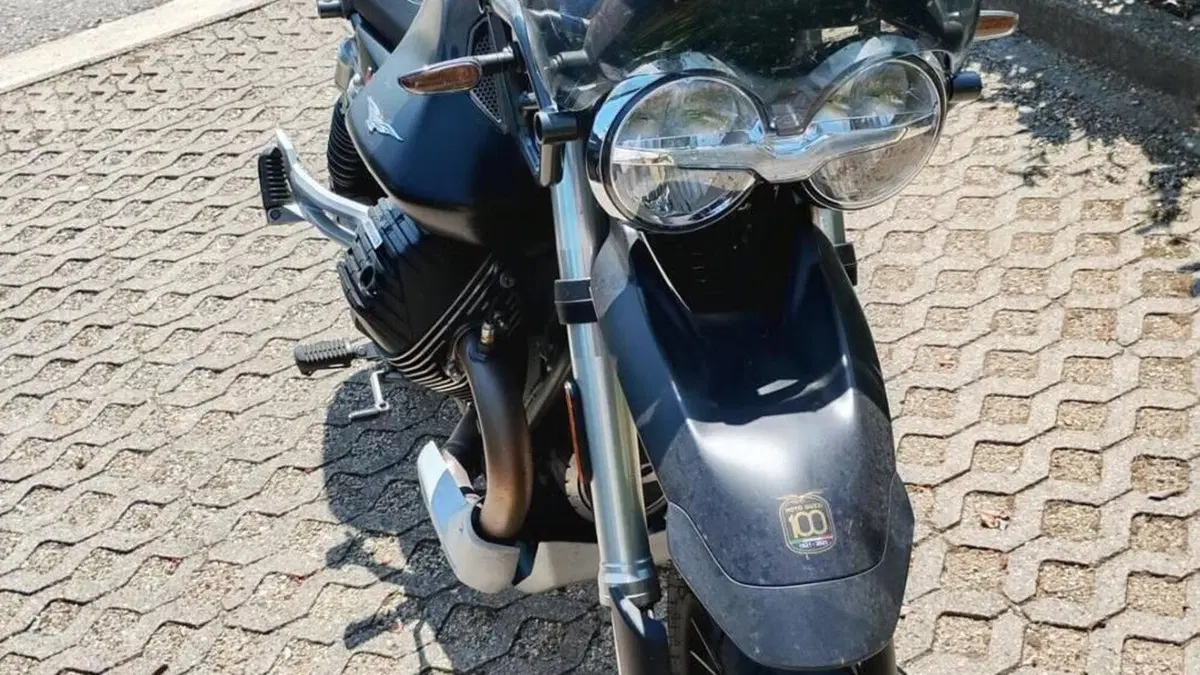 Moto Guzzi V85 TT (2021 - 23)  (2)