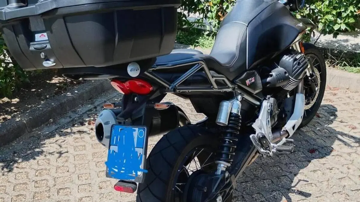 Moto Guzzi V85 TT (2021 - 23)  (3)