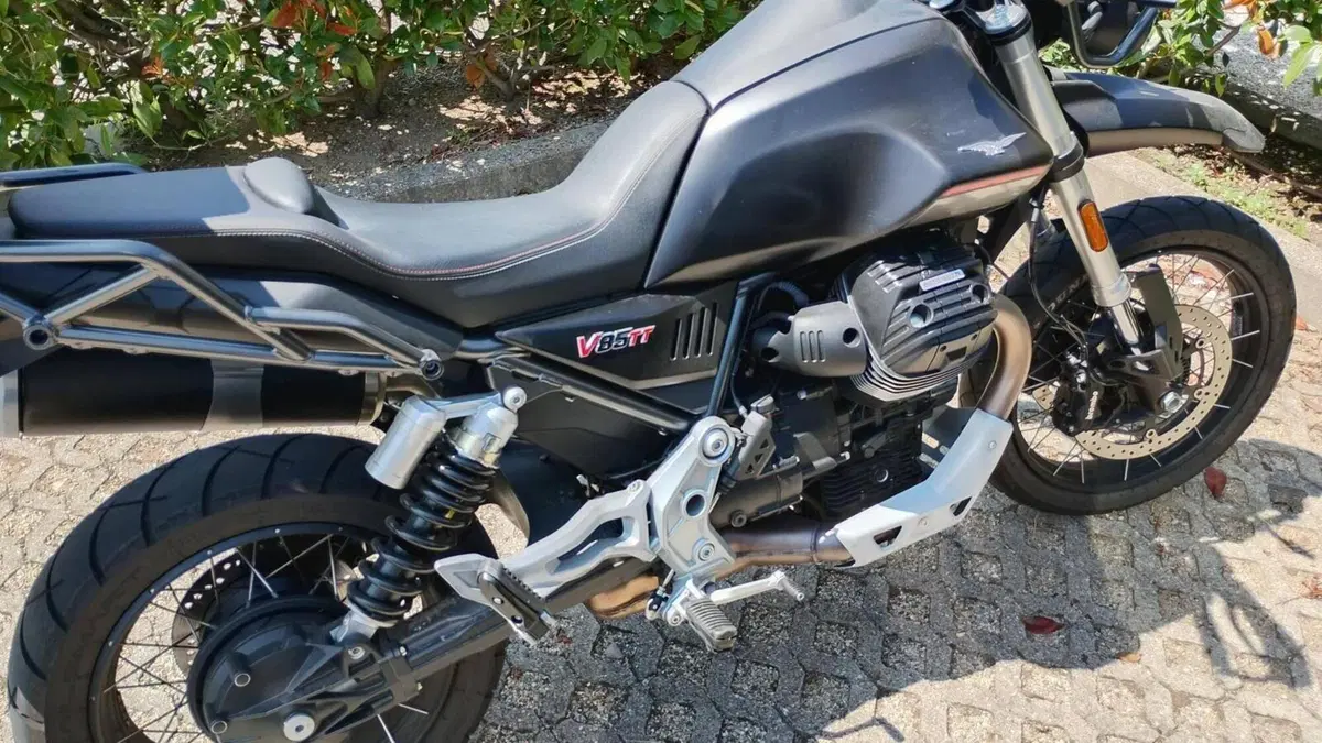 Moto Guzzi V85 TT (2021 - 23)  (4)