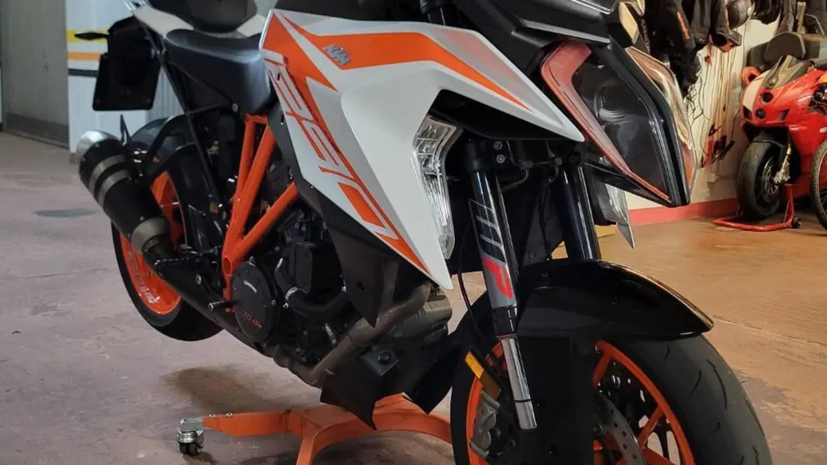 KTM 1290 Super Duke GT (2019 - 20)  (10)