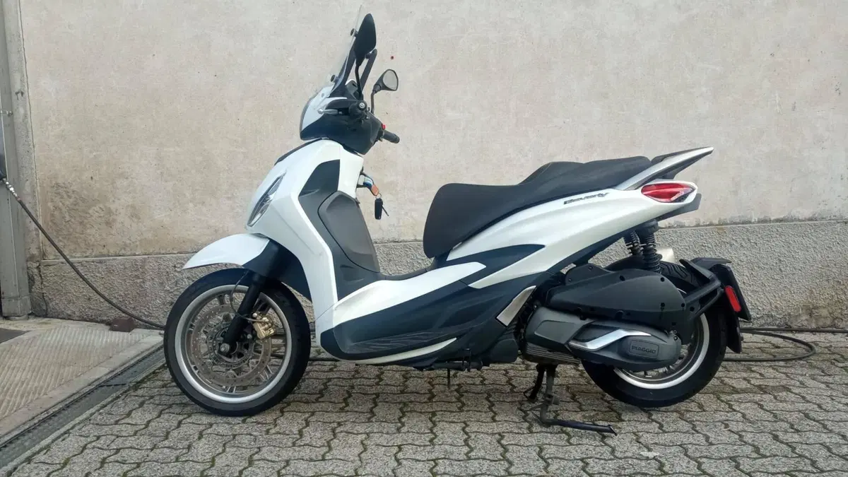 Piaggio Beverly 300 i.e. ABS-ASR (2016 - 20)  (3)