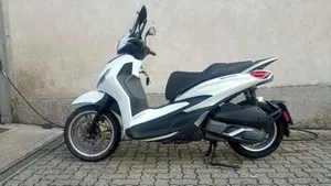 Piaggio Beverly 300 i.e. ABS-ASR (2016 - 20)  (3)
