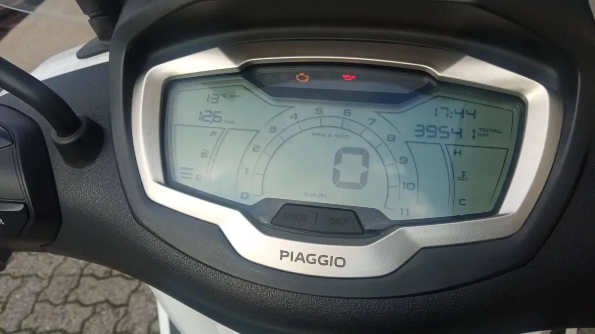 Piaggio Beverly 300 i.e. ABS-ASR (2016 - 20)  (4)