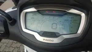 Piaggio Beverly 300 i.e. ABS-ASR (2016 - 20)  (4)