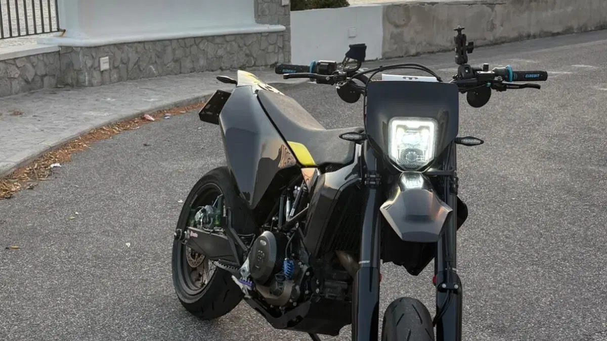 Husqvarna 701 Supermoto (2021)  (5)