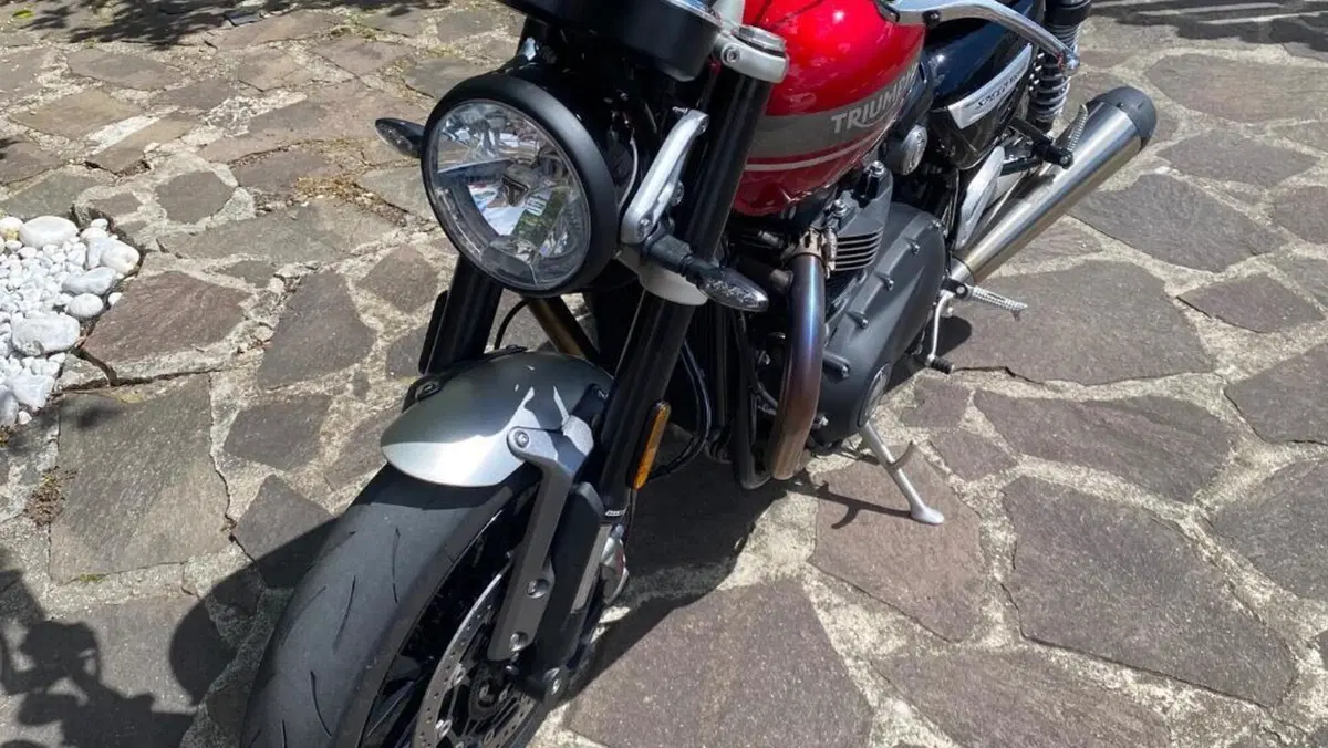 Triumph Speed Twin 1200 Stealth Edition (2024)  (2)