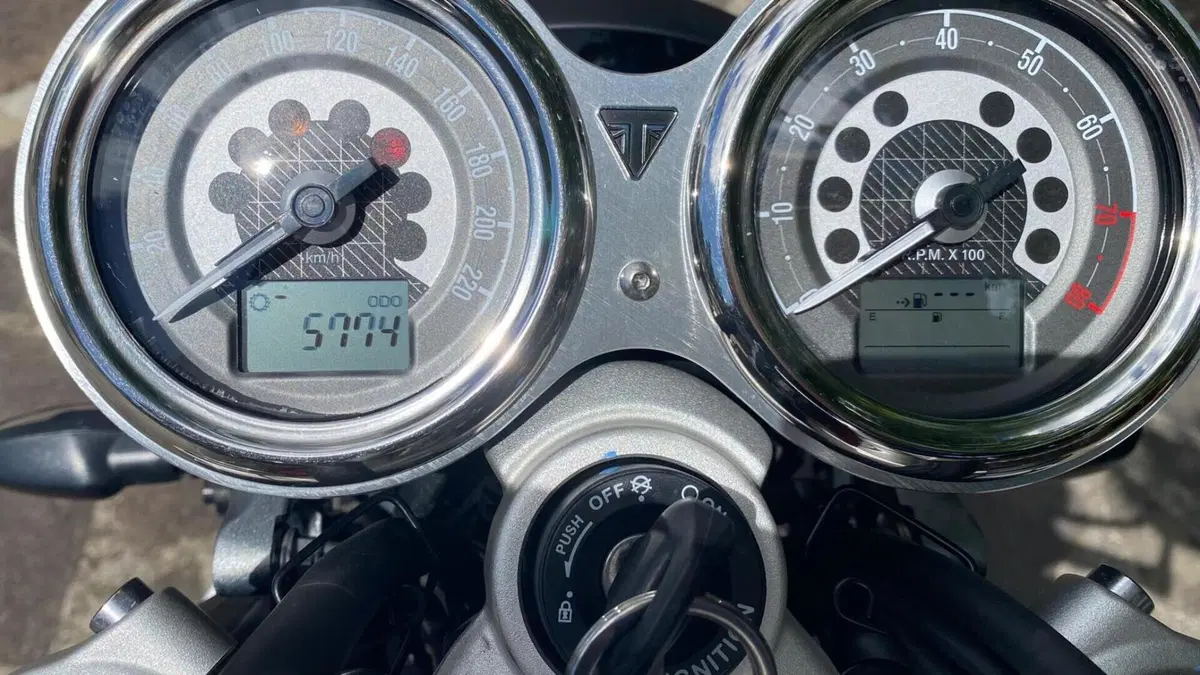 Triumph Speed Twin 1200 Stealth Edition (2024)  (5)