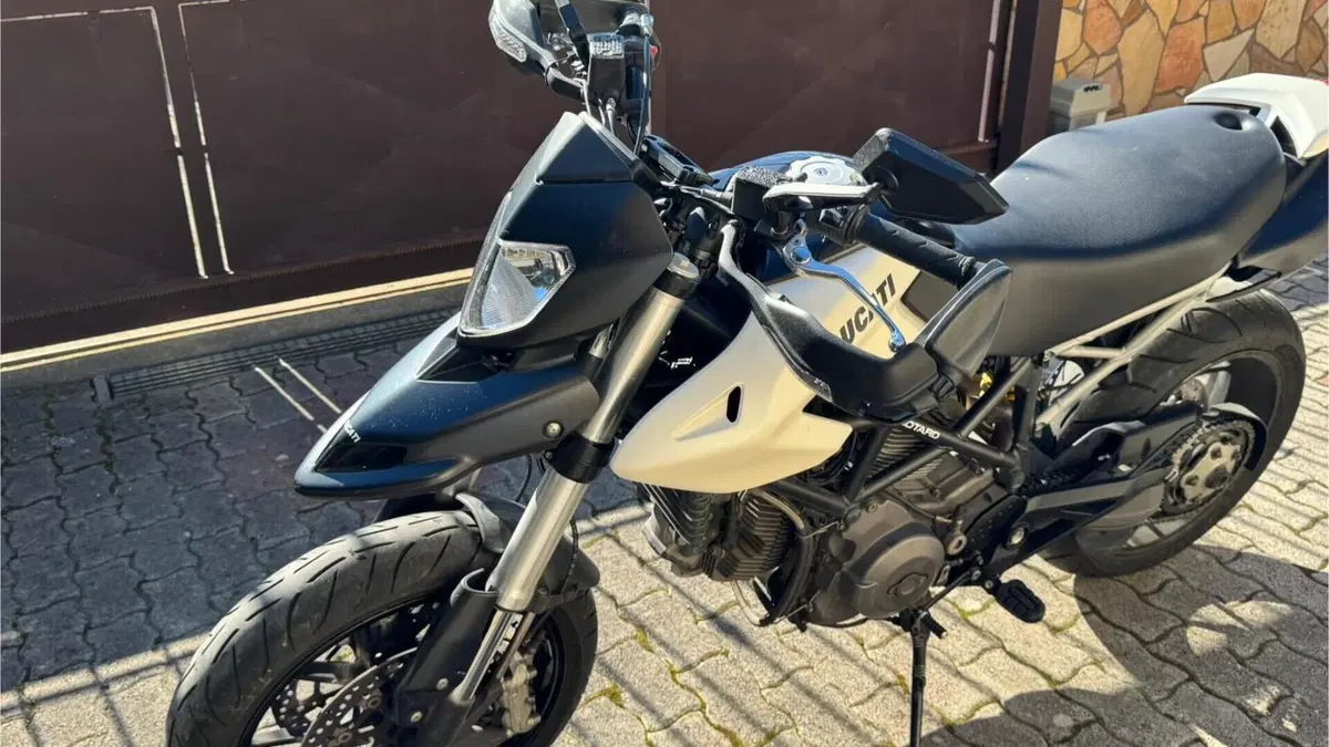 Ducati Hypermotard 796 (2012) 