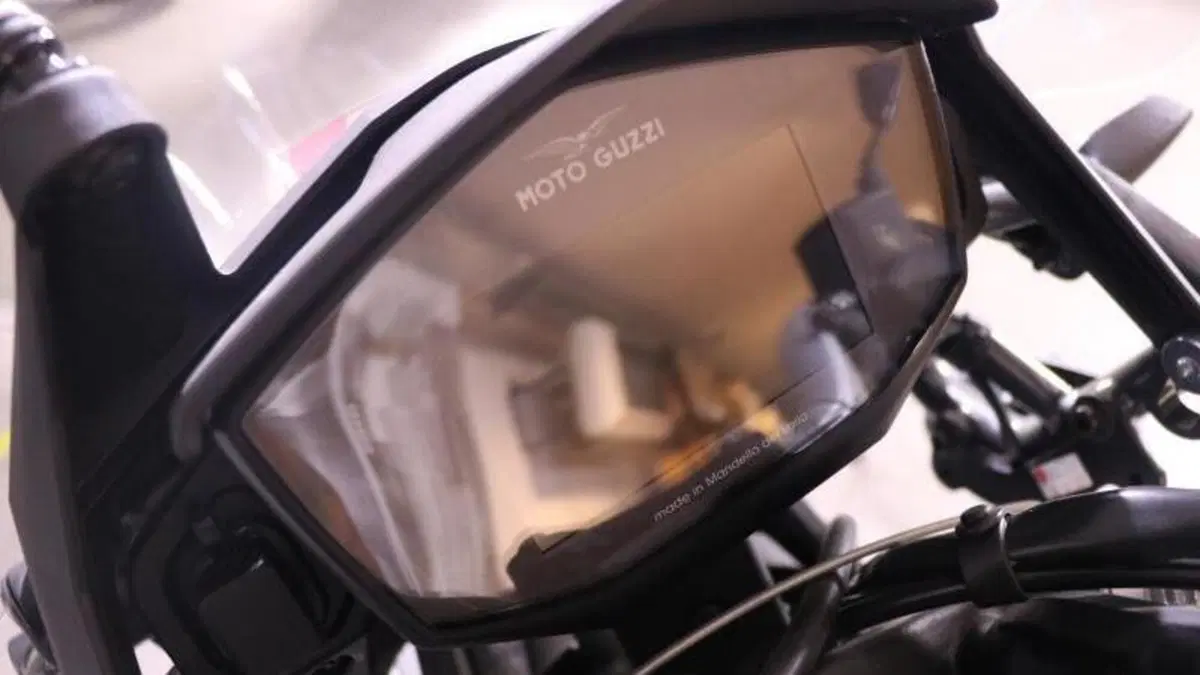 Moto Guzzi V85 TT Guardia d'Onore (2022 - 23)  (6)