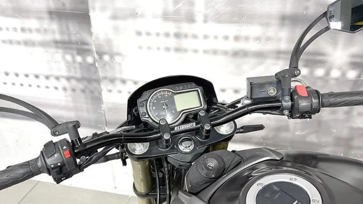 Suzuki GSR 750 (2010 - 15)  (6)
