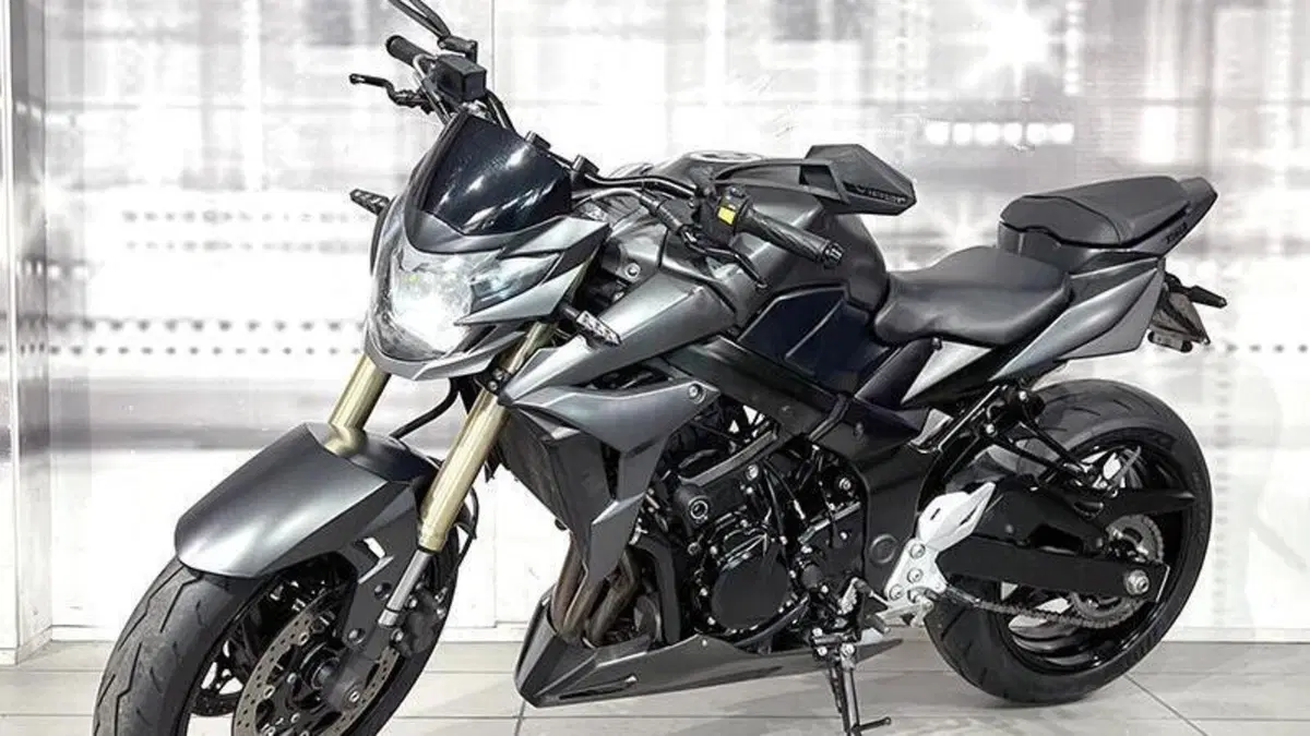 Suzuki GSR 750 (2010 - 15)  (7)