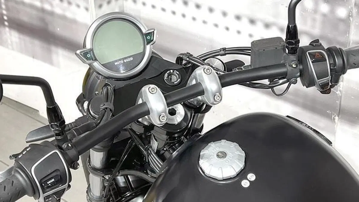 Moto Guzzi V9 Bobber (2021 - 25)  (6)