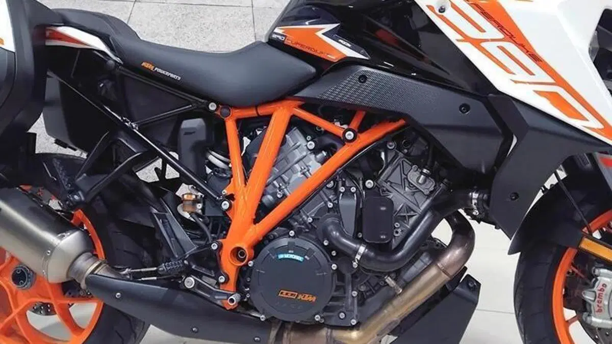 KTM 1290 Super Duke GT (2021)  (7)