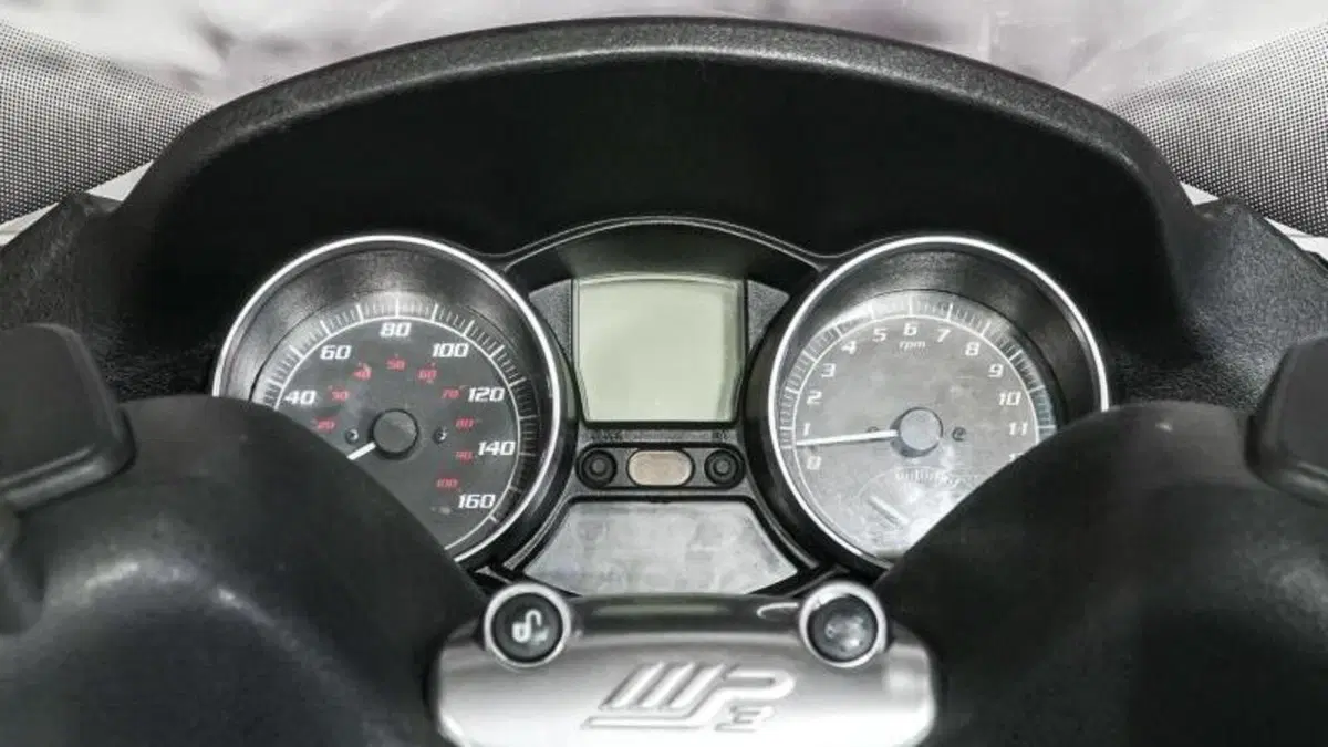 Piaggio MP3 300 (2010 - 11)  (6)