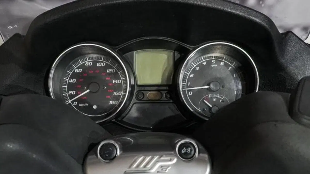 Piaggio MP3 LT 400 (2009 - 11)  (6)