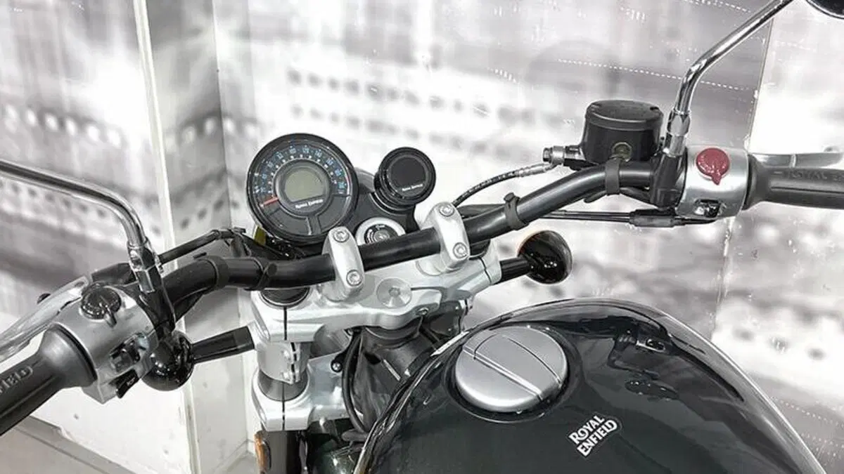 Royal Enfield Super Meteor 650 (2023 - 26)  (6)