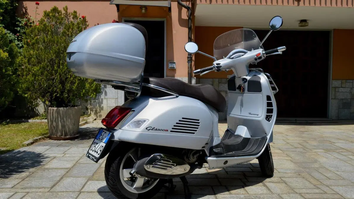 Vespa GTS 300 Touring ABS (2017 - 19)  (6)
