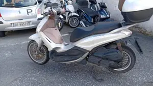 Piaggio Beverly 300 i.e. ABS-ASR (2016 - 20)  (8)