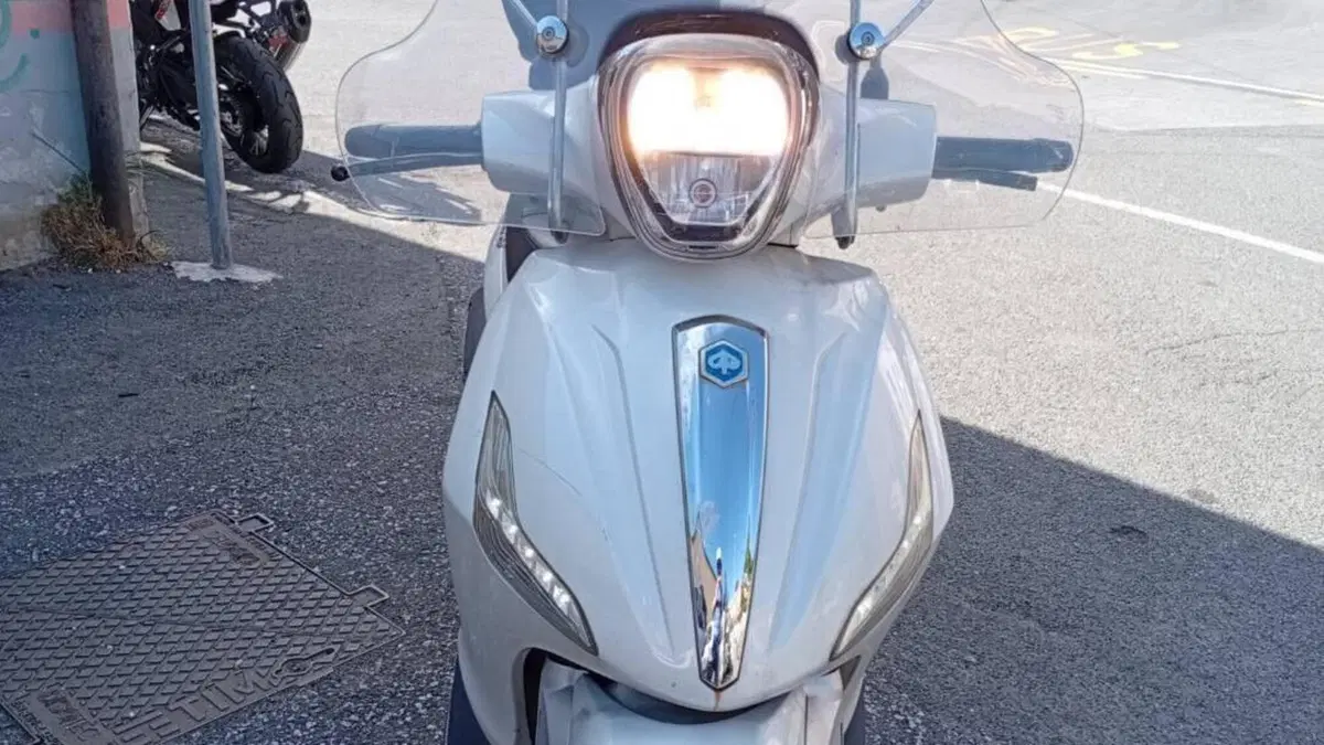 Piaggio Beverly 300 i.e. ABS-ASR (2016 - 20)  (9)
