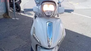 Piaggio Beverly 300 i.e. ABS-ASR (2016 - 20)  (9)