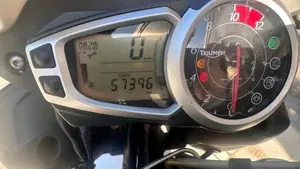 Triumph Speed Triple 1050 (2011 - 13)  (9)