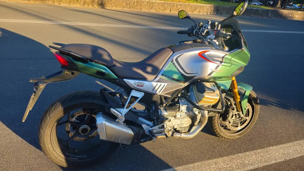 Moto Guzzi V100 Mandello S (2022 - 24)  (2)