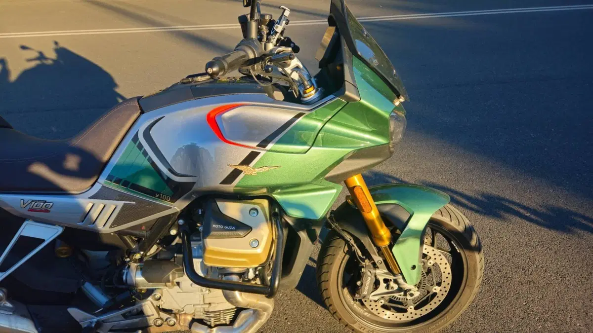 Moto Guzzi V100 Mandello S (2022 - 24)  (3)