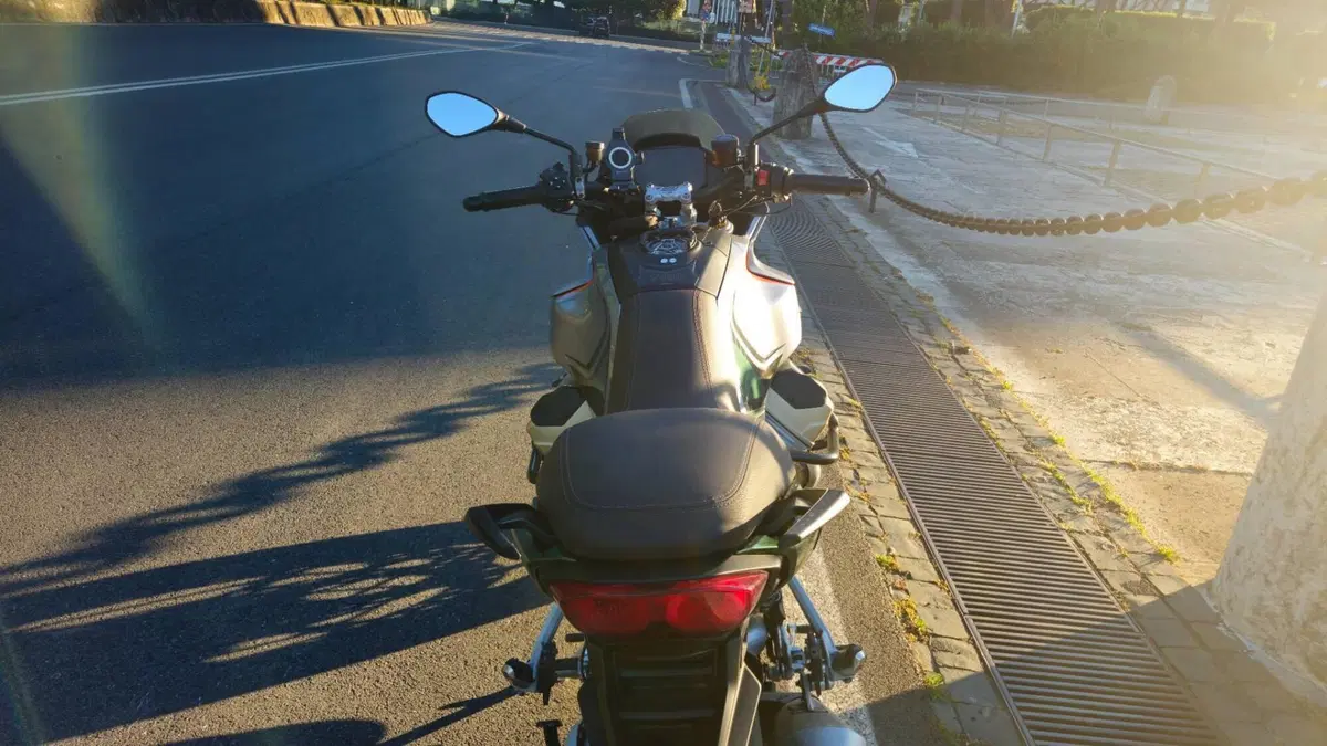 Moto Guzzi V100 Mandello S (2022 - 24)  (4)
