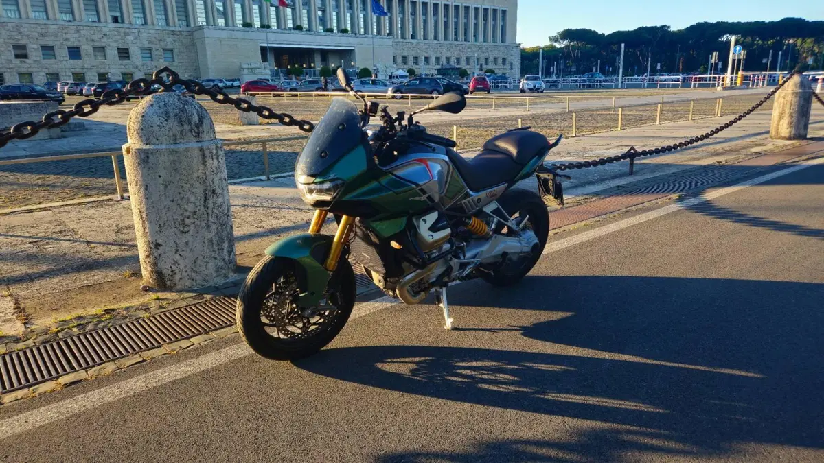 Moto Guzzi V100 Mandello S (2022 - 24)  (6)