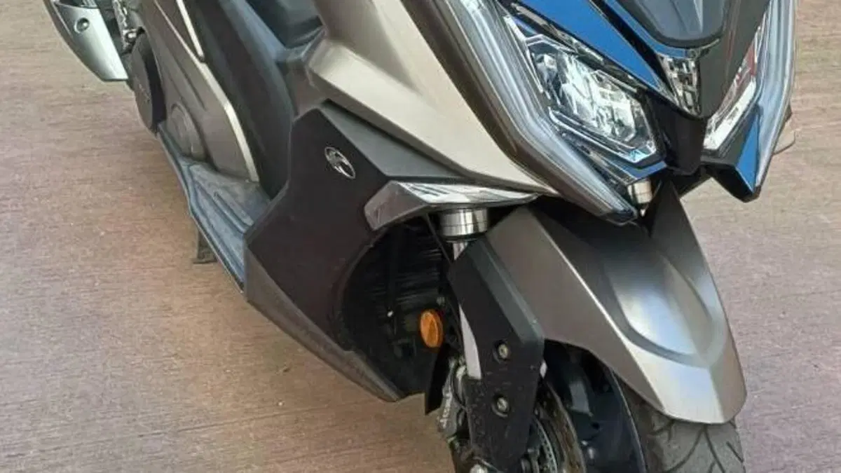 Kymco AK 550 ETS (2021 - 26)  (2)