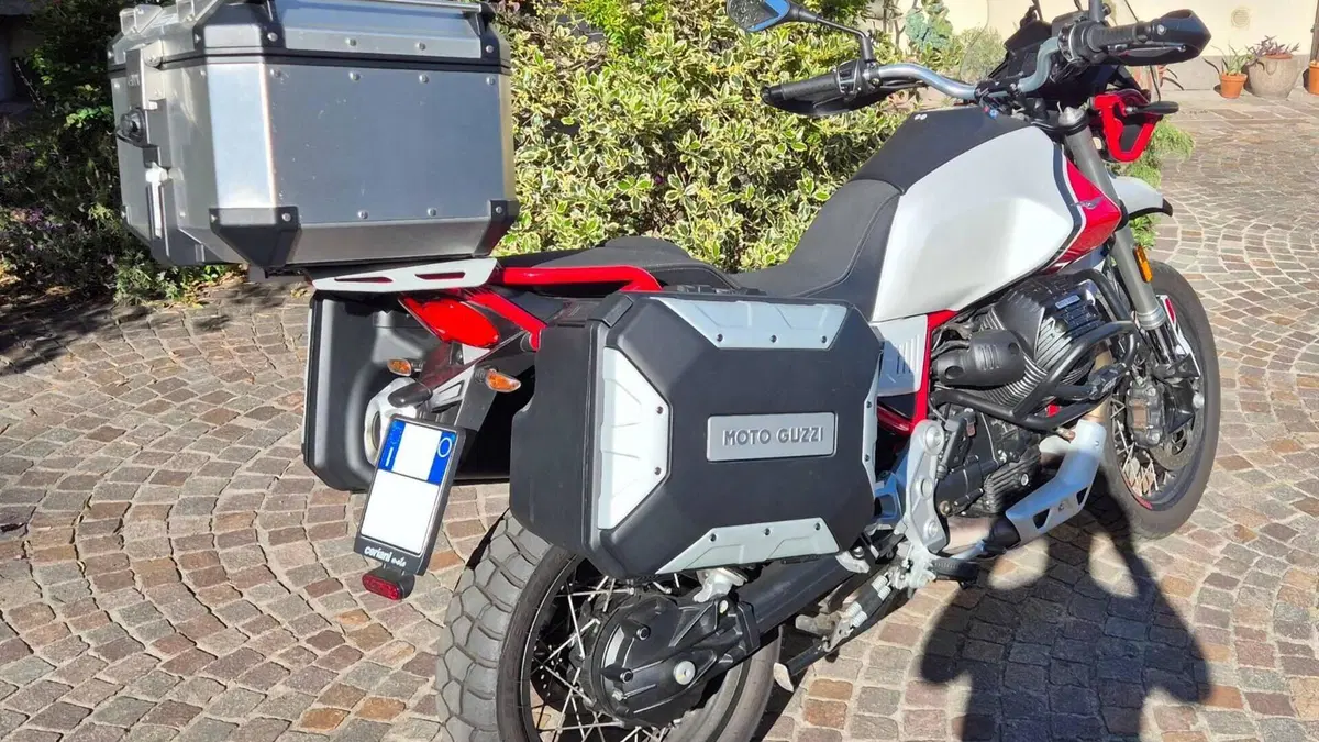 Moto Guzzi V85 TT Evocative Graphics (2021 - 23)  (3)