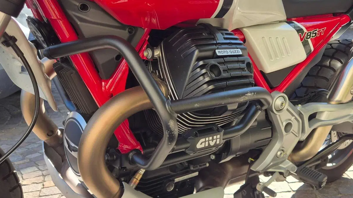 Moto Guzzi V85 TT Evocative Graphics (2021 - 23)  (4)