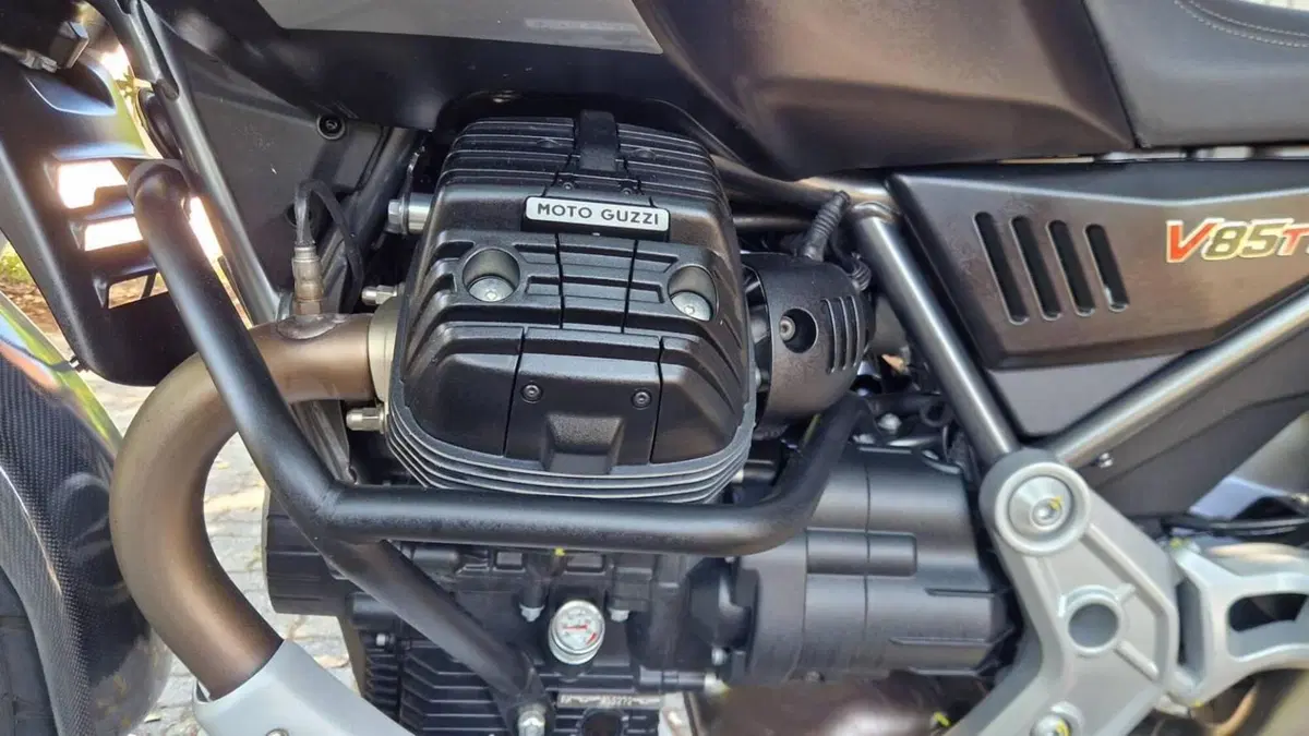 Moto Guzzi V85 TT (2021 - 23)  (4)