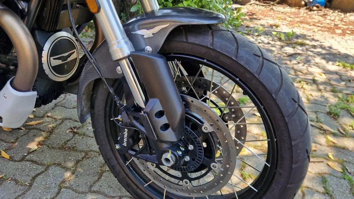 Moto Guzzi V85 TT (2021 - 23)  (7)