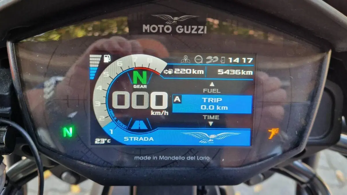 Moto Guzzi V85 TT (2021 - 23)  (11)