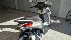 Piaggio Beverly 300 ABS-ASR (2021 - 25)  (4)