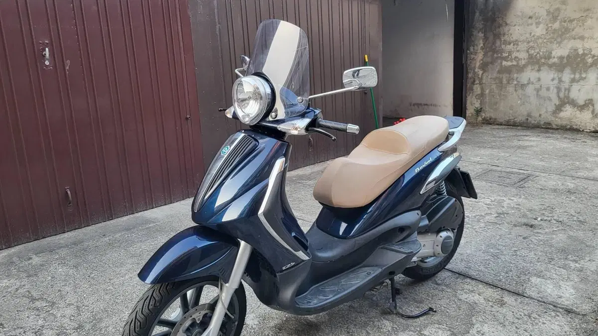 Piaggio Beverly Tourer 125  (2)